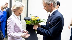 Začátek českého předsednictví Radě EU: Předseda Senátu Miloš Vystrčil (ODS) se zdraví s předsedkyní Evropské komise Ursulou von der Leyenovou (1.7.2022)