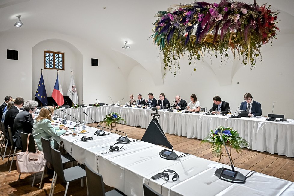Začátek českého předsednictví Radě EU: Po společném zasedání se členové vlády a komisaři sešli k separátním jednáním v rámci odborných skupin (1.7.2022)