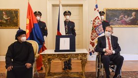 Mongolský velvyslanec v Česku Gansukh Khashkhan Damdin a prezident Miloš Zeman na zámku v Lánech (20. 12. 2021)