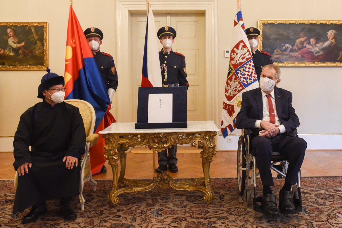 Mongolský velvyslanec v Česku Gansukh Khashkhan Damdin a prezident Miloš Zeman na zámku v Lánech (20. 12. 2021)