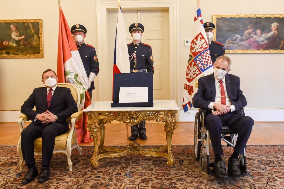 Peruánský velvyslanec v Česku Nestor Francisco Popolizio Bardales a prezident Miloš Zeman na zámku v Lánech (20. 12. 2021)