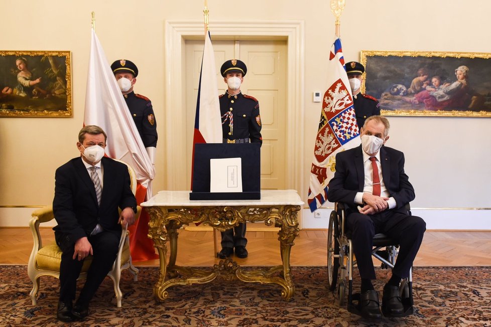 Polský velvyslanec v Česku Mirosław Stanisław Jasiński a prezident Miloš Zeman na zámku v Lánech (20. 12. 2021)