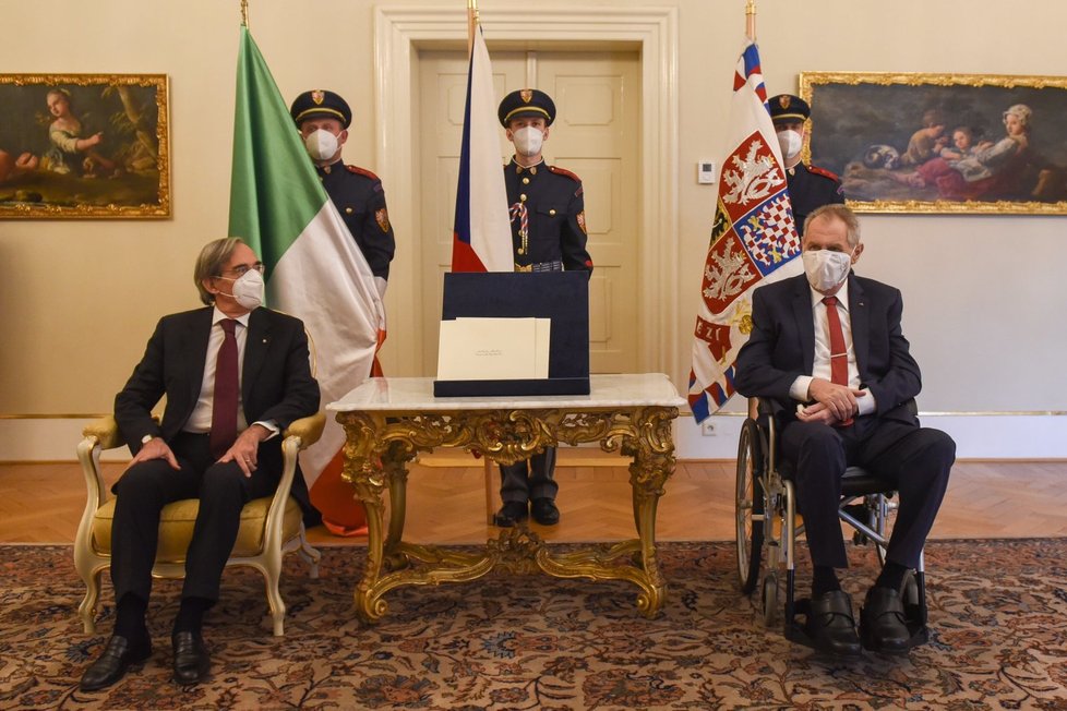 Italský velvyslanec v Česku Mauro Marsili a prezident Miloš Zeman na zámku v Lánech (20. 12. 2021)