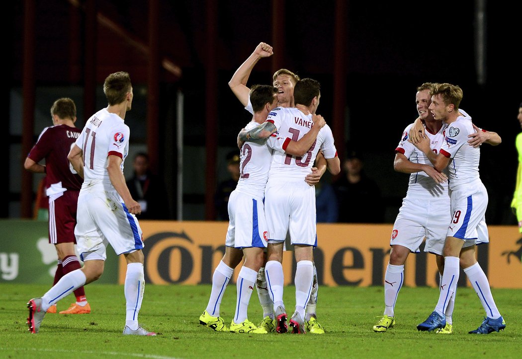 Češi vyhráli 2:1 v Lotyšsku a mají jisté EURO ve Francii