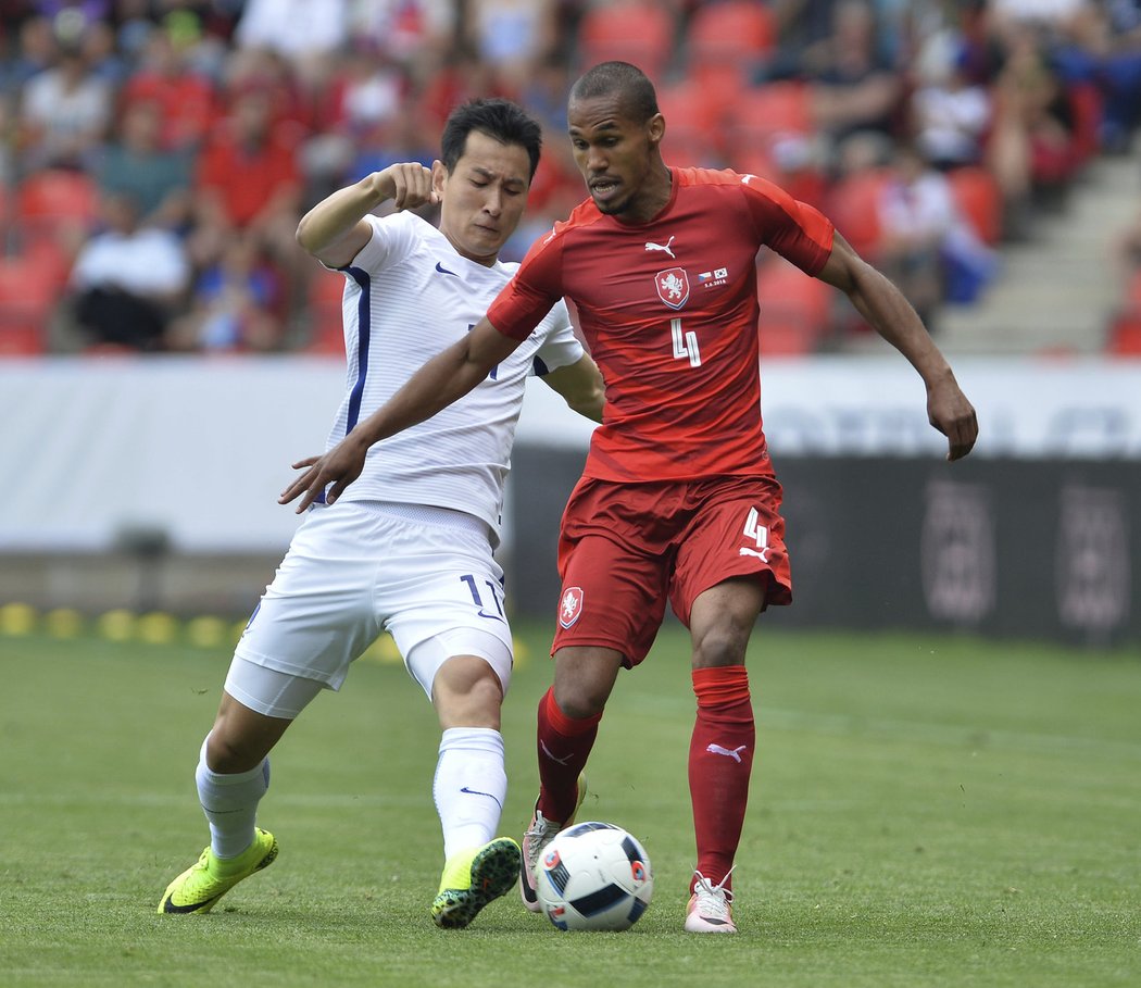 Obránce české reprezentace Theodor Gebre Selassie v zápase proti Jižní Koreji