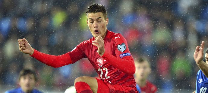 Útočník české reprezentace Patrik Schick v jedno z tvrdých soubojů