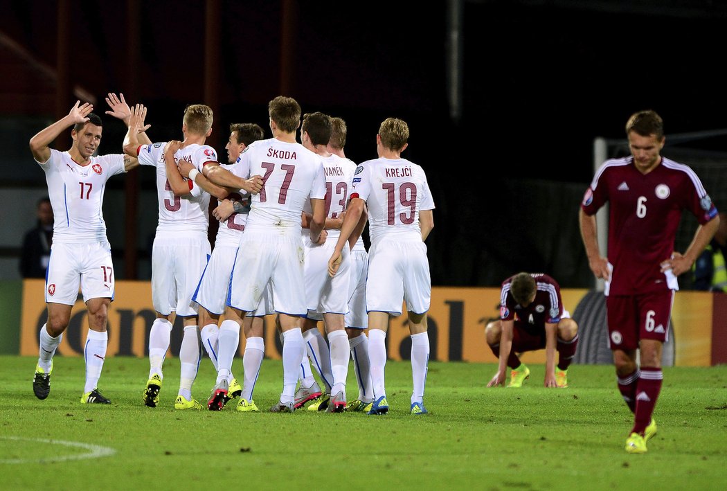 Fotbalisté české reprezentace slaví po výhře nad Lotyšskem postup na EURO