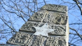 Ministerstvo zahraničí ČR obdrželo 31. března nótu od ruské ambasády se stížností na poškození pomníku vojákům Rudé armády v Malém Březně na Ústecku, zmizela z něj tabulka s nápisem a pěticípá hvězda.