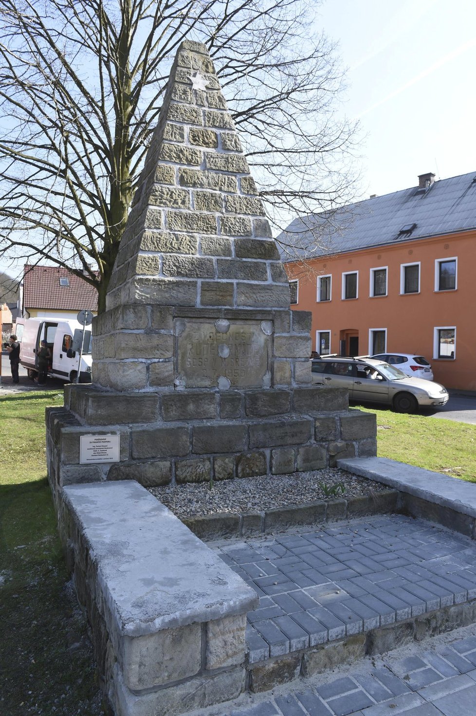 Ministerstvo zahraničí ČR obdrželo 31. března nótu od ruské ambasády se stížností na poškození pomníku vojákům Rudé armády v Malém Březně na Ústecku, zmizela z něj tabulka s nápisem a pěticípá hvězda.