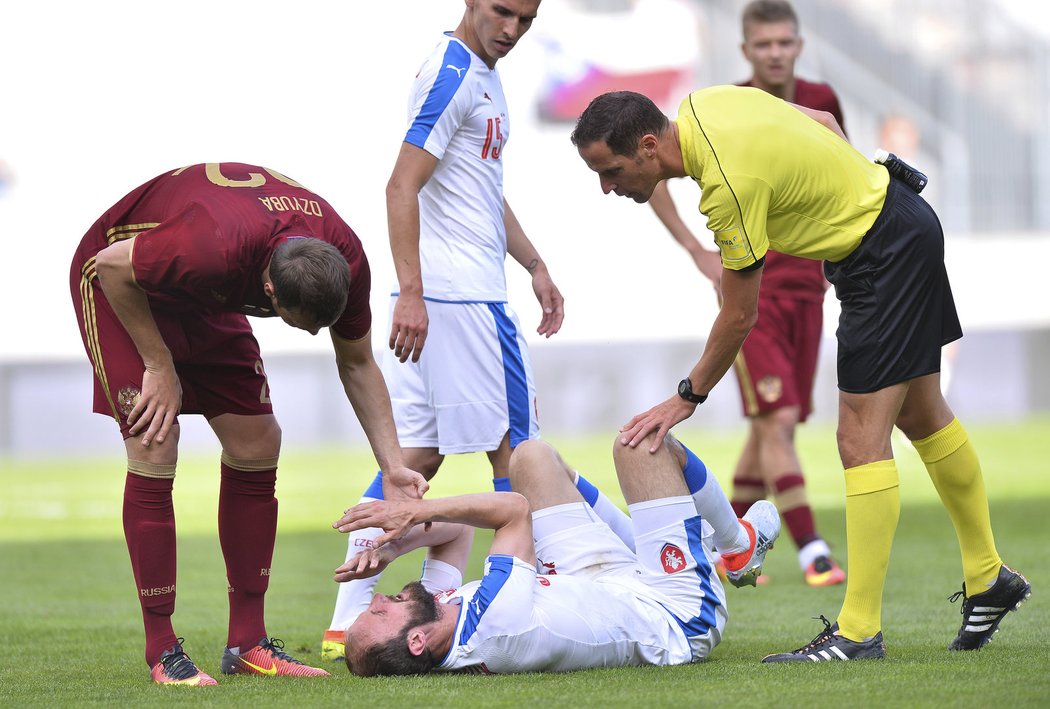 Obránce Česka Michal Hubník zůstal po tvrdém souboji ležet