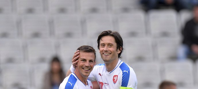 Tomáš Rosický a Vladimír Darida slaví gól do sítě Ruska