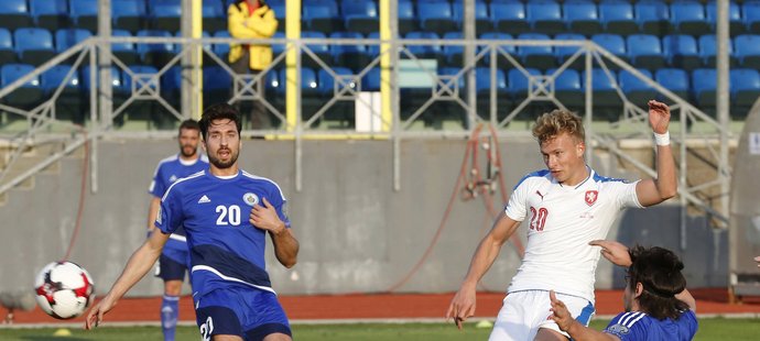 Záložník české reprezentace Antonín Barák střílí jeden ze dvou gólů proti San Marinu