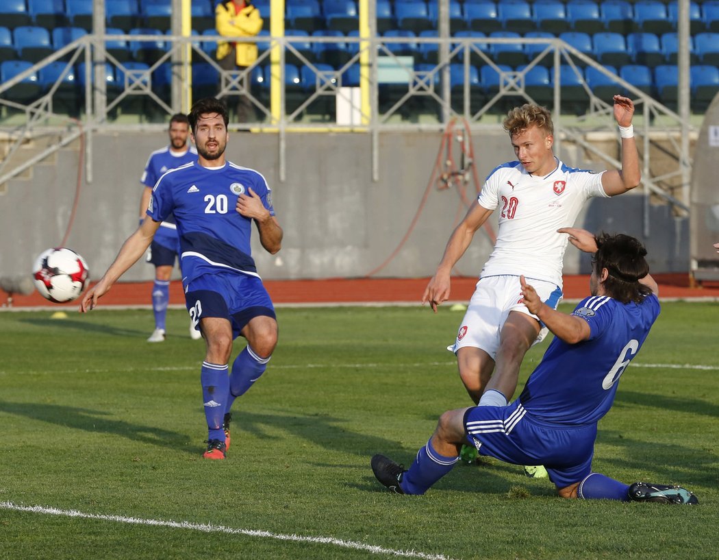 Záložník české reprezentace Antonín Barák střílí jeden ze dvou gólů proti San Marinu