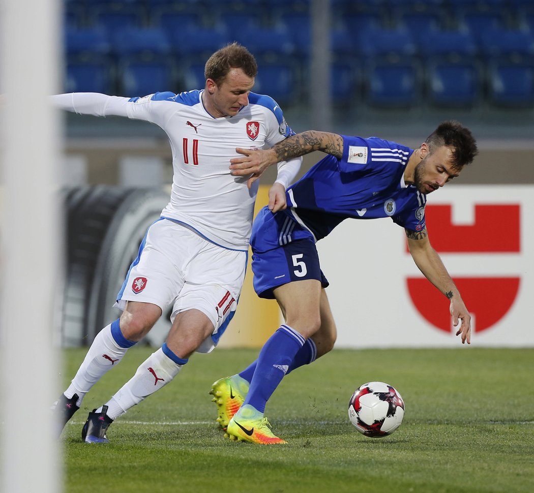 Útočník české reprezentace Michael Krmenčík v souboji