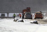 Řidiče trápí sníh i ledovka. Jak to vypadá na silnicích kraj po kraji?