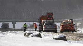 Na české silnice napadla nová vrstva sněhu, řidiči by měli být na cestách opatrní