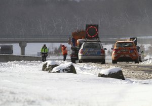 Na české silnice napadla nová vrstva sněhu, řidiči by měli být na cestách opatrní.