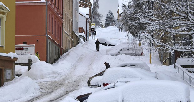 Na české silnice napadla nová vrstva sněhu, řidiči by měli být na cestách opatrní.