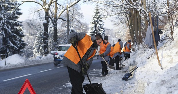 Na české silnice napadla nová vrstva sněhu, řidiči by měli být na cestách opatrní