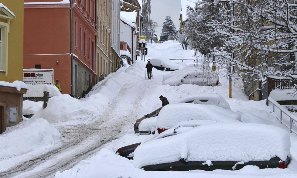 Na české silnice napadla nová vrstva sněhu, řidiči by měli být na cestách opatrní.