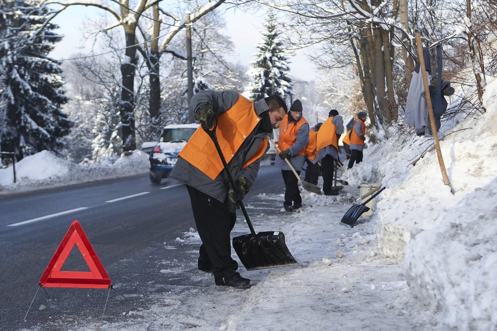 Na české silnice napadla nová vrstva sněhu, řidiči by měli být na cestách opatrní