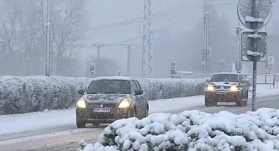 Některé české silnice jsou zčásti porkyté sněhem