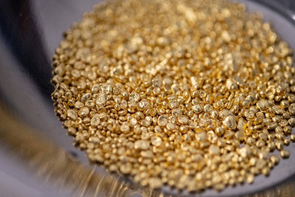Výsledkem recyklace je zlatý granulát připomínající úlovky hledačů z dob zlaté horečky.