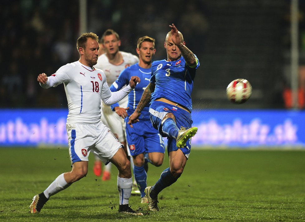 Záložník české reprezentace Daniel Kolář v souboji s hvězdou Slovenska Martinem Škrtelem