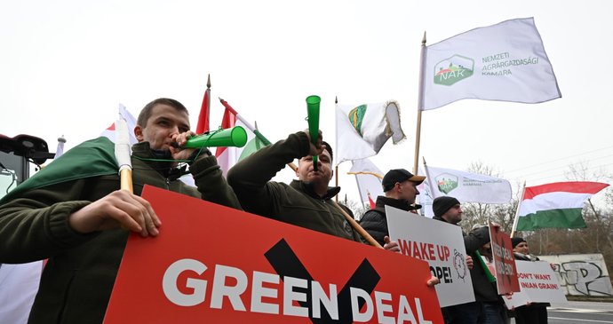 Další protest zemědělců: Traktory napříč Českem, provoz z Hodonína na Slovensko stojí!