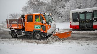 Silnice, železnice, letiště. Sníh zkomplikoval dopravu v celém Česku