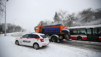 Kalamita na Kladně, výpadky elektřiny, odkloněná letadla. Sníh komplikuje provoz po celé republice