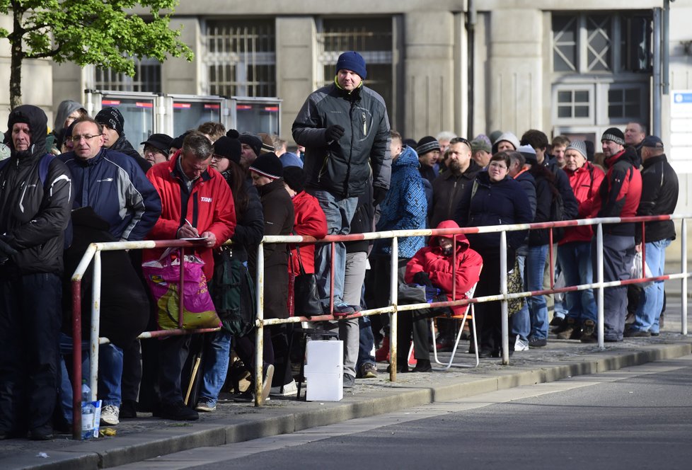 20. duben - dotace na kotle - 400 lidí čeká u středočeského hejtmanství v pražské Zborovské ulici. Někteří čekají už od úterý.