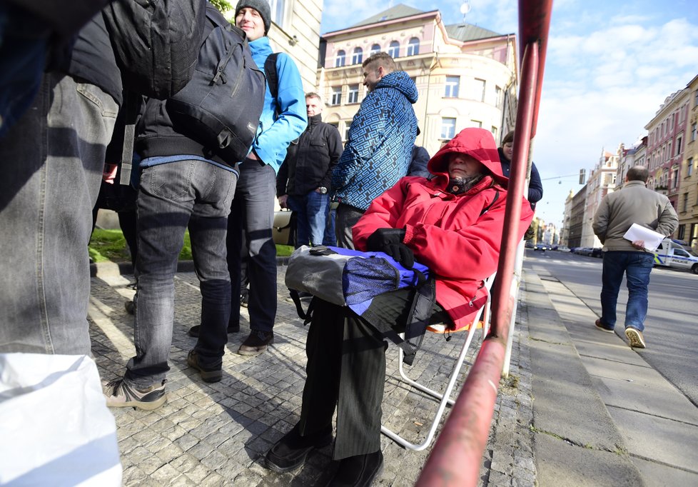 Dotace na kotle - 20. duben - 400 lidí čeká u středočeského hejtmanství v pražské Zborovské ulici. Někteří čekají už od úterý.