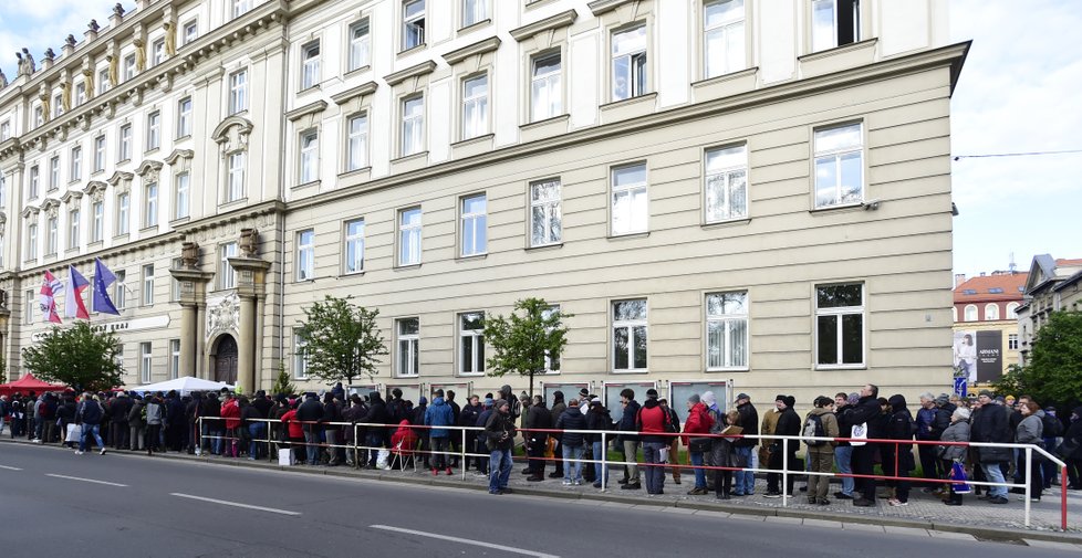 20. duben - dotace na kotle - 400 lidí čeká u středočeského hejtmanství v pražské Zborovské ulici. Někteří čekají už od úterý.