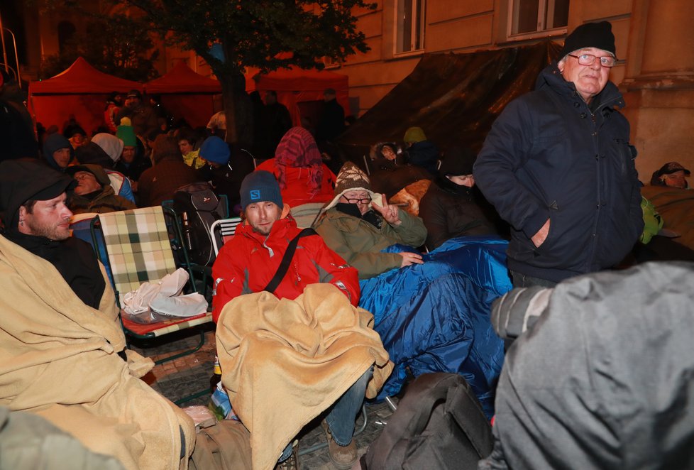 U Středočeského hejtmanství v pražské Zborovské ulici čekalo ve čtvrtek ráno kolem 400 lidí kvůli dotacím na nové kotle, někteří už od úterý.