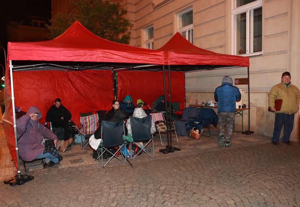 U Středočeského hejtmanství v pražské Zborovské ulici čekalo ve čtvrtek ráno kolem 400 lidí kvůli dotacím na nové kotle, někteří už od úterý.