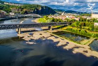 Video z dronu: Labe vysychá, proletěli jsme nad žíznivou řekou