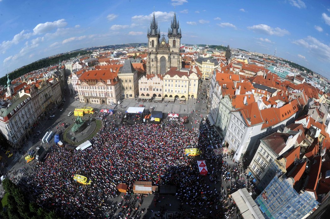 Utkání se Švédskem sledovaly na Staroměstském náměstí tisíce lidí. Ale vytouženého finále se dočkali. Češi prohráli 2:5.