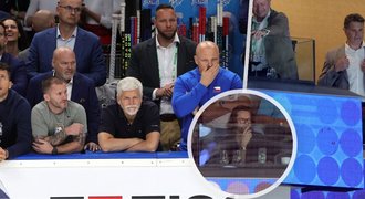 Zákulisí vypjaté bitvy se Švýcarskem: Prezident v kabině a hvězdy v hledišti Zákulisí vypjaté bitvy se Švýcarskem: Prezident v kabině a hvězdy v hledišti