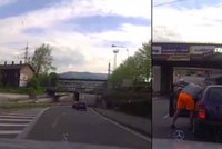 Jak se v Česku řeší problémy za volantem? Vybrzdil řidiče a vytáhl ho za límec!