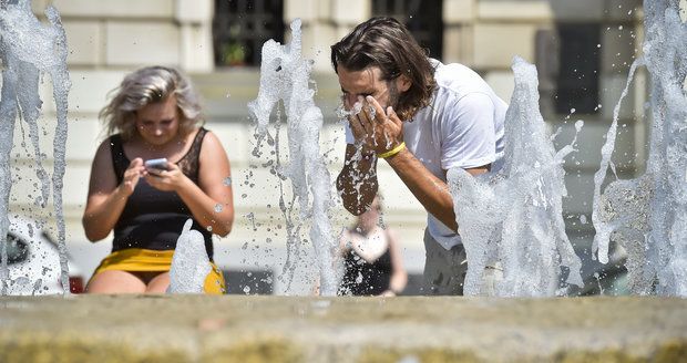 Tropy s teplotami až 35 °C čekejte i příští týden, pak se trochu ochladí