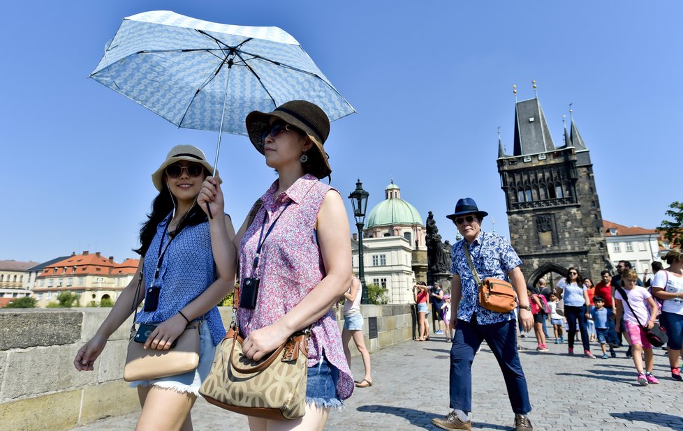 V porovnání s dlouhodobým normálem, který je 20 °C je nyní tepleji až o 7,5 °C.