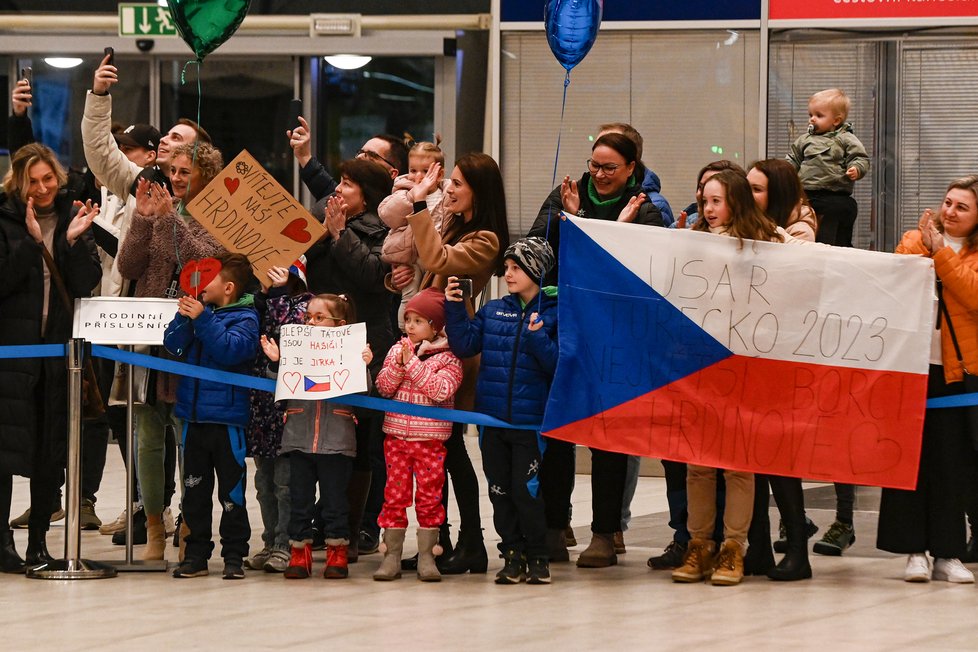 Čeští záchranáři se vrátili domů z Turecka. Slzy dojetí i děkování: Na hrdiny čekaly rodiny