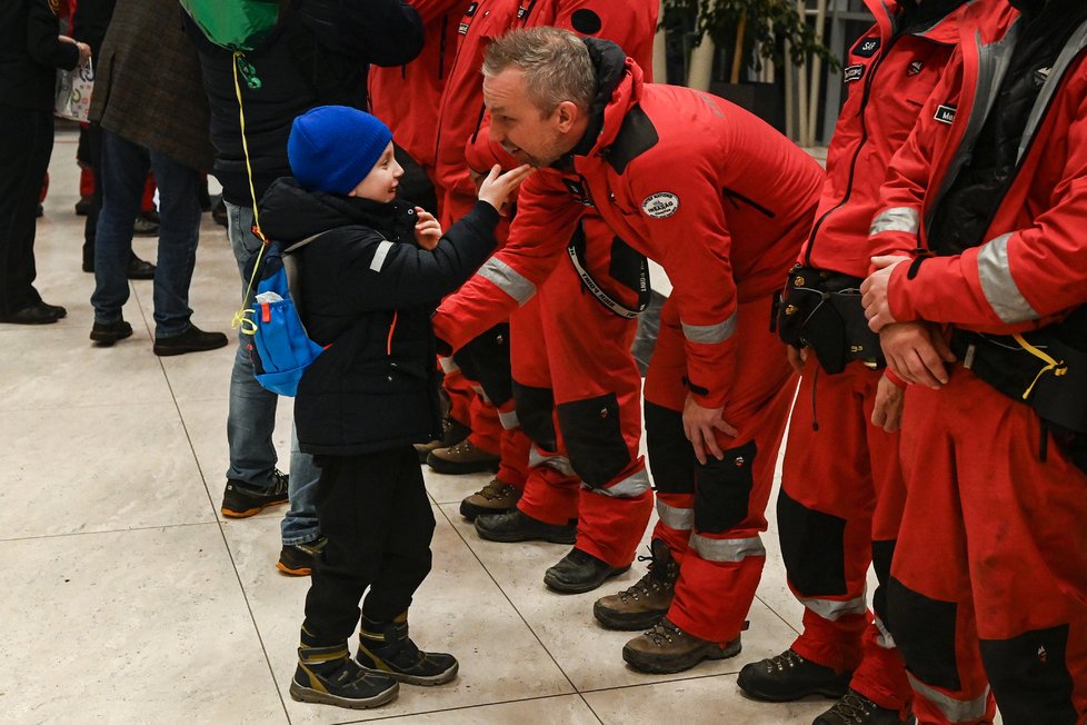 Čeští záchranáři se vrátili domů z Turecka. Slzy dojetí i děkování: Na hrdiny čekaly rodiny.