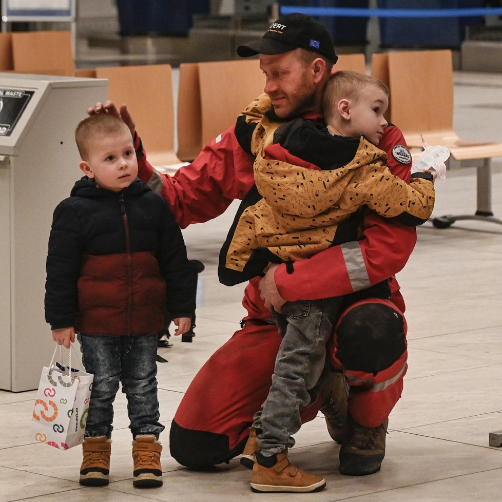 Čeští záchranáři se vrátili domů z Turecka. Slzy dojetí i děkování: Na hrdiny čekaly rodiny.