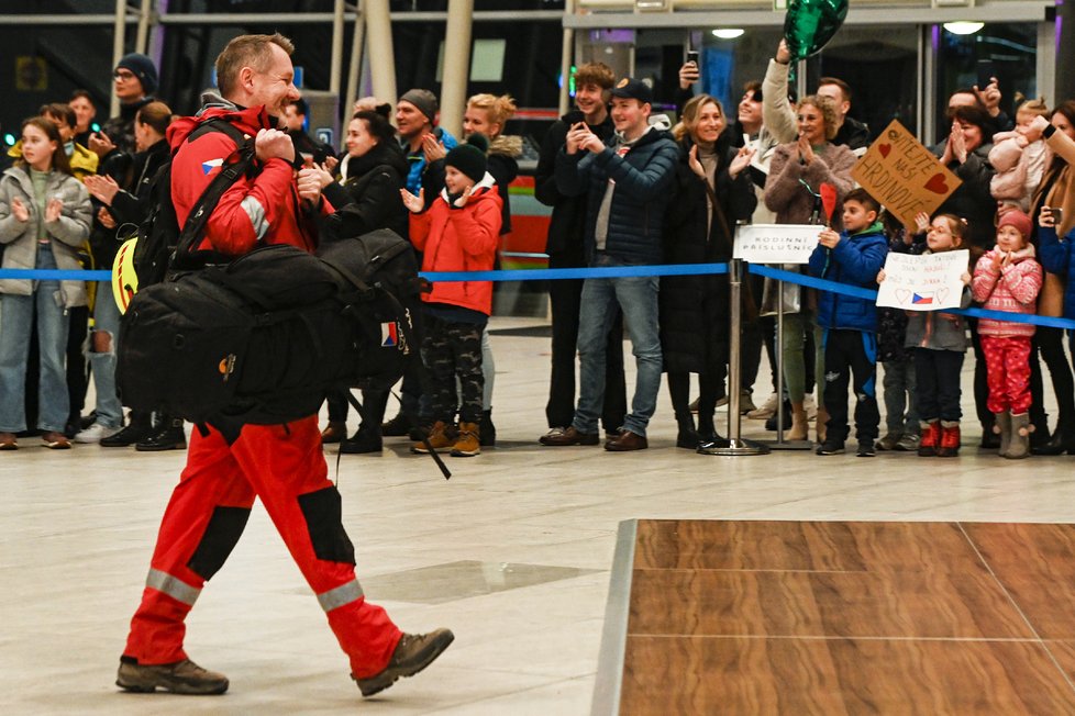 Čeští záchranáři se vrátili domů z Turecka. Slzy dojetí i děkování: Na hrdiny čekaly rodiny.