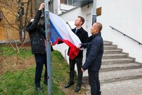 Vlajka ČR opět nad Kyjevem, diplomaté se vrátili na velvyslanectví. Fiala: Máme z toho radost
