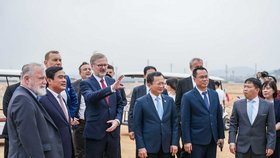 Český premiér Petr Fiala si dnes ve vietnamské provincii Quang Ninh prohlédl vznikající výrobní závod Škody Auto a místní firmy Thanh Cong Motor.