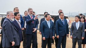 Český premiér Petr Fiala si dnes ve vietnamské provincii Quang Ninh prohlédl vznikající výrobní závod Škody Auto a místní firmy Thanh Cong Motor.