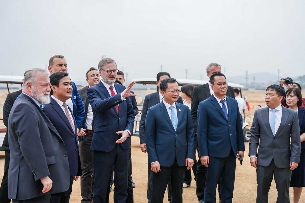 Český premiér Petr Fiala si dnes ve vietnamské provincii Quang Ninh prohlédl vznikající výrobní závod Škody Auto a místní firmy Thanh Cong Motor.